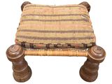 une image représentant un petit tabouret surmonté d'un coussin