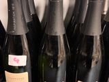 plusieurs bouteilles de vin sont alignées sur un comptoir