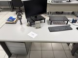 un bureau équipé d'un ordinateur, d'un clavier, d'une souris et d'un écran