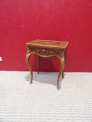 table miniature de maison de poupées avec des tiroirs et d'autres tiroirs posés dessus
