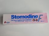 un tube de dentifrice posé sur une table