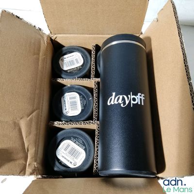 une boîte en carton contenant trois objets différents