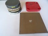 un livre, un appareil photo et un objectif posé sur une table