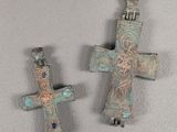 paire de croix anciennes en bronze ornées de perles de verre bleues et vertes