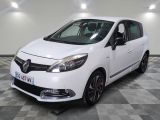 la voiture blanche est garée sur un sol en damier dans le garage