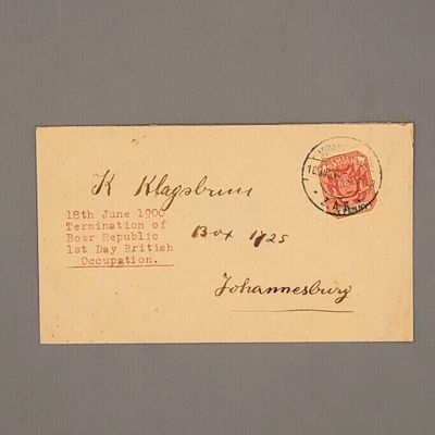 une carte postale sur laquelle figure l'image d'une rose