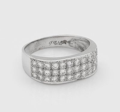 gros plan d'une bague en diamant sur fond blanc