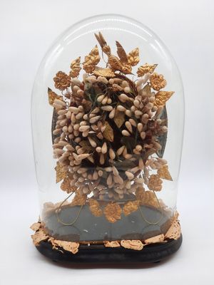 une cloche en verre contenant un bouquet de fleurs