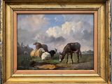 tableau représentant des vaches et des moutons paissant dans un champ, avec un ciel nuageux en arrière-plan