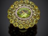 une bague en péridot et diamants