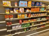 de nombreux types d'aliments différents dans les rayons du magasin