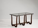 une table basse en verre et en bois, avec des pieds courbés et un plateau en verre