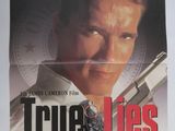 une affiche du film « True Lies » sur laquelle on voit un homme tenant un pistolet