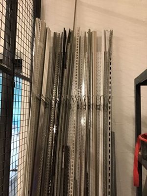 de nombreux types différents de tuyaux métalliques dans une pièce
