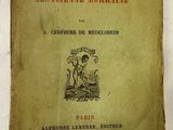 un vieux livre posé sur une table blanche