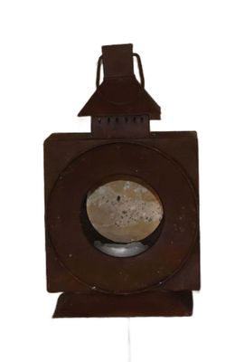 une lanterne marron accrochée à un mur blanc