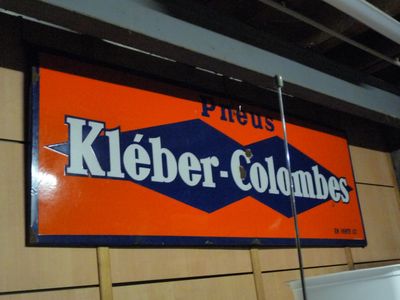 une pancarte sur laquelle on peut lire « Kieber - Columbus » accrochée au mur