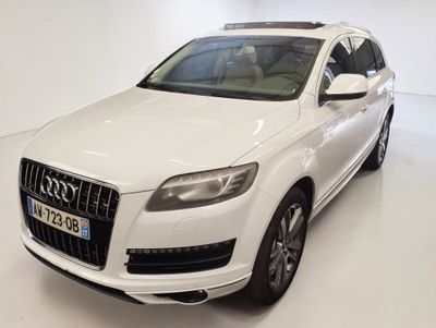 L'Audi QX blanche est garée dans une pièce blanche