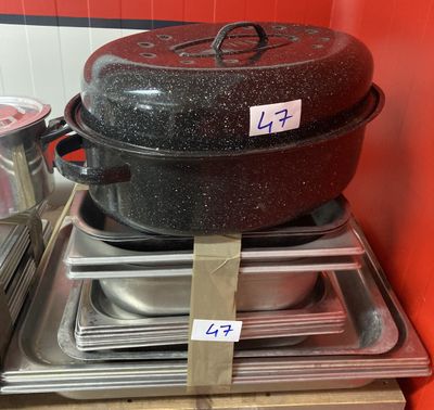 plusieurs casseroles sont empilées les unes sur les autres