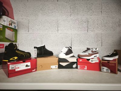 de nombreuses paires de chaussures posées sur une étagère dans une pièce
