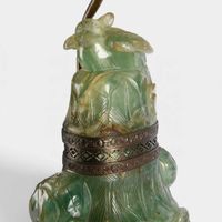 Lampe à poser ornée d'un groupe en quartz vert sculpté à déc… (photo 2)