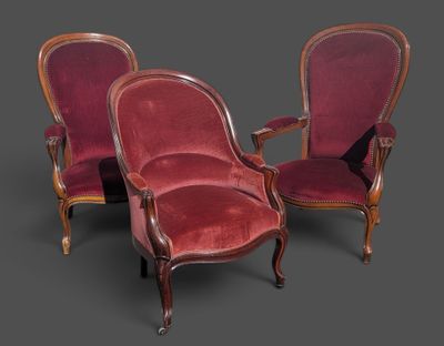 une paire de fauteuils en velours rouge sur fond gris