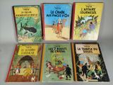 six livres pour enfants sont alignés sur une surface blanche