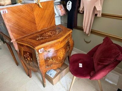 une chaise placée à côté d'une table sur laquelle se trouve un coffre