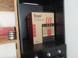 une étagère noire sur laquelle est posée une boîte