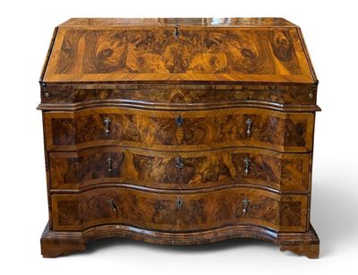 une image d'un bureau en bois avec des tiroirs et des tiroirs
