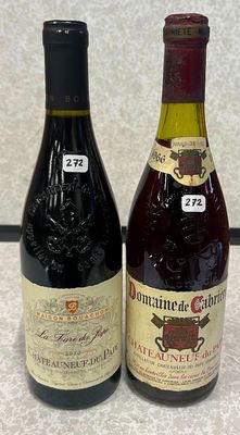 deux bouteilles de vin posées l'une à côté de l'autre sur un comptoir