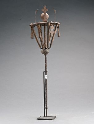 une image représentant une sculpture représentant un panier sur lequel est posé un oiseau