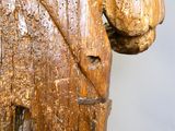 une statue en bois représentant un homme avec un cheval dessus