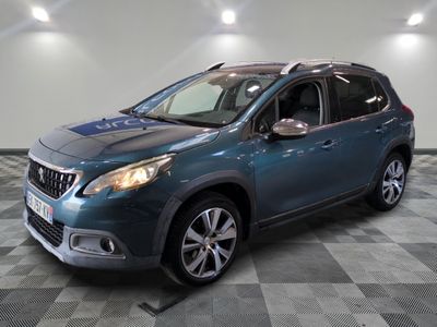 la photo d'une voiture bleue garée dans un garage