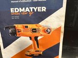 un outil électrique orange et noir posé sur une table en bois