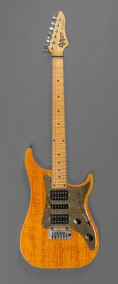 un gros plan d'une guitare sur fond gris