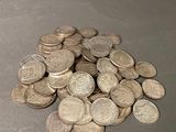 un tas de pièces d'argent sur une table