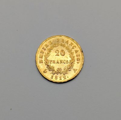 l'image d'une pièce d'or sur une surface grise