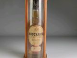 une bouteille de whisky dans un coffret en bois