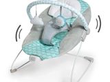 La chaise berçante du bébé est décorée de motifs bleus et blancs.