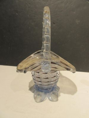 un objet en verre posé sur une table