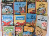 plusieurs livres pour enfants sont empilés les uns sur les autres