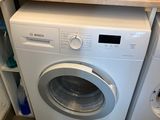 un lave-linge et un sèche-linge dans une petite pièce