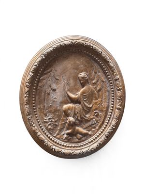 un gros plan sur une plaque en bronze représentant une femme et un enfant