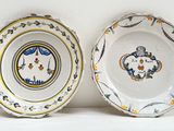 deux assiettes à motifs sont posées sur une étagère
