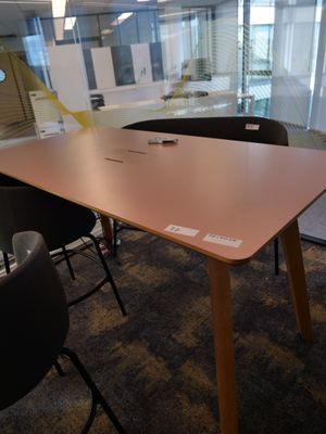 des tables et des chaises dans une pièce dotée d'une grande fenêtre donnant sur la ville