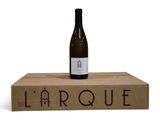 la bouteille de vin est posée sur une boîte en carton
