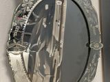 un miroir accroché au mur dans lequel on voit une image