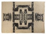 un tapis noir et blanc orné d'un motif en forme de croix