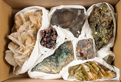 une boîte remplie de roches et de pierres de toutes sortes